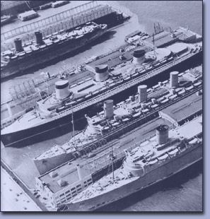Giganten unter sich - die Normandie (2. v.o.), darunter die Queen Mary und ihr Schwesterschiff Queen Elizabeth
